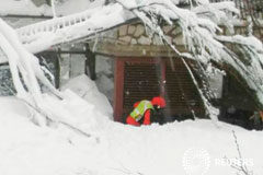 Localizan seis supervivientes bajo la avalancha que enterró un hotel italiano Un miembro del equipo de rescate delante del hotel Rigopiano en Farindola, Italia, el 19 de enero de 2017. Soccorso