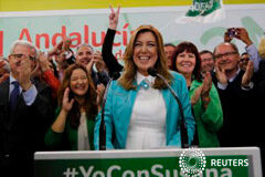 Susana Díaz dice que gobernará en solitario en Andalucía Díaz celebra su victoria con miembros de su partido, en Sevilla, el 22 de marzo de 2015