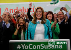 Díaz celebra su victoria con miembros de su partido, en Sevilla, el 22 de marzo de 2015