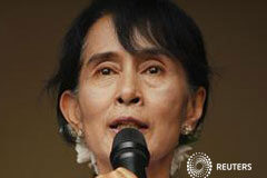 El partido de Suu Kyi se atribuye la victoria en Myanmar Suu Kyi se dirige a sus impatizantes fuera de las oficina de su partido, la Liga Nacional para la Democracia