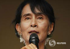 Suu Kyi se dirige a sus impatizantes fuera de las oficina de su partido, la Liga Nacional para la Democracia