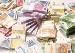 Varios tacos de billetes de euro