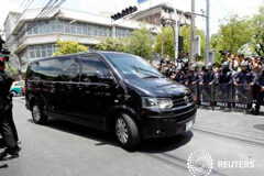 Ex primera ministra tailandesa se reúne con general tras golpe de Estado Una furgoneta en la que se cree que viajaba Yingluck Shinawatra llega a un centro militar en Bangkok el 23 de mayo de 2014