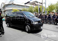 Una furgoneta en la que se cree que viajaba Yingluck Shinawatra llega a un centro militar en Bangkok el 23 de mayo de 2014