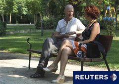 En la imagen, Bollaín, junto al guionista de la película, Paul Laverty (I), en Madrid el pasado 16 de agosto durante una entrevista con Reuters.