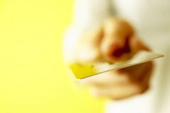 Aclamación a no dejar la tarjeta de crédito como garantía en los hoteles Una mano con una tarjeta de crédito.