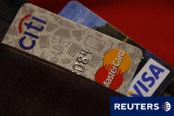 tarjetas de crédito en una cartera en Washington, el 21 de febrero de 2010.