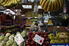 La tasa de inflación de España en noviembre, estable al 2,3% Un puesto de fruta en el mercado de Vallehermoso en Madrid, el 12 de febrero de 2010.