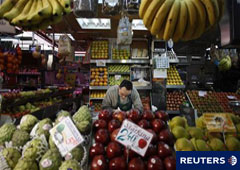 Un puesto de fruta en el mercado de Vallehermoso en Madrid, el 12 de febrero de 2010.