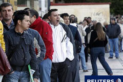 La tasa de paro sube al 20,33%, el nivel más alto desde 1997 Un grupo de personas hace cola ante una oficina de empleo en Madrid, el 4 de octubre de 2010.