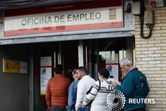 La tasa de paro baja al 20,90% en 4TR, la más baja en 4 años y medio Varias personas hacen cola en una oficina de empleo en Madrid, el 22 de octubre de 2015