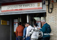 Varias personas hacen cola en una oficina de empleo en Madrid, el 22 de octubre de 2015