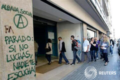 La tasa paro de la zona euro se sitúa en el 12,1 por ciento en mayo Un grupo de personas en la oficina de empleo de Mataró, cerca de Barcelona, el 4 de junio de 2013