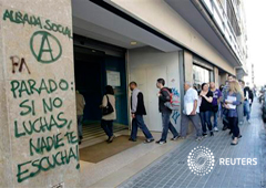 Un grupo de personas en la oficina de empleo de Mataró, cerca de Barcelona, el 4 de junio de 2013