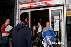 Tasa de paro baja al menor nivel en casi tres años Varias personas en una oficina de empleo en Madrid, el 5 de mayo de 2015