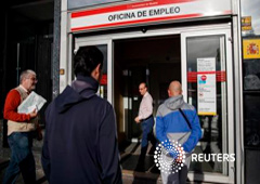 Varias personas en una oficina de empleo en Madrid, el 5 de mayo de 2015