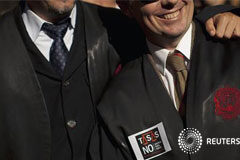 El sector judicial se rebela contra las reformas de Gallardón En la imagen, dos abogados en una protesta contra la nueva legislación de tasas impuesta por el ministro de Justicia, Alberto Ruiz Gallardón, en Málaga, el 28 de noviembre de 2012