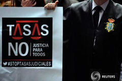 El Gobierno españa elimina las tasas judiciales para los ciudadanos Un abogado con un cartel contra las tasas judiciales en Oviedo el 20 de noviembre de 2013