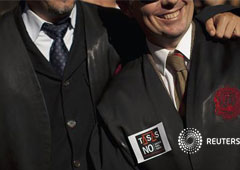 En la imagen, dos abogados en una protesta contra la nueva legislación de tasas impuesta por el ministro de Justicia, Alberto Ruiz Gallardón, en Málaga, el 28 de noviembre de 2012 En la imagen, dos abogados en una protesta contra la nueva legislación de tasas impuesta por el ministro de Justicia, Alberto Ruiz Gallardón, en Málaga, el 28 de noviembre de 2012