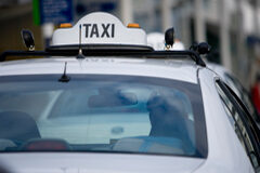 El TSJM anula que haya que carecer de antecedentes penales para ser taxista Taxi