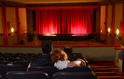 Nacer con la futura Ley de Registro Civil Dos personas sentadas en una obra de teatro.