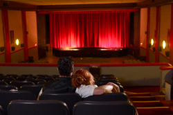 Dos personas sentadas en una obra de teatro.