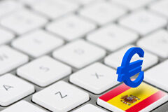 Abril: aguacero de novedades tributarias Un teclado con el símbolo del euro
