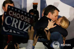 Republicano Cruz vence a Trump en primarias EEUU en Iowa, demócratas Clinton y Sanders empatan Ted ruz besando a su mujer Heidi Cruz tras ganar el caucus de Iowa en Des Moines, Iowa, el 1 de febrero de 2016