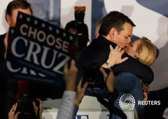 Ted ruz besando a su mujer Heidi Cruz tras ganar el caucus de Iowa en Des Moines, Iowa, el 1 de febrero de 2016