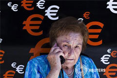 El mercado de la telefonía móvil sufre una caída histórica en octubre En la imagen de archivo, una mujer habla por teléfono en Madrid el pasado mes de junio