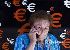 En la imagen de archivo, una mujer habla por teléfono en Madrid el pasado mes de junio