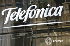 Telefónica baja los precios de la TV de pago en España En la imagen, de 3 de diciembre, el logo de Telefónica en Madrid