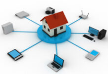 Acuerdo para que los funcionarios públicos teletrabajen hasta cuatro de los cinco días de la semana Una casita rodeada de objetos de trabajo