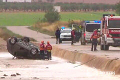 El temporal causa en España dos muertos y graves destrozos materiales En este fotograma de un vídeo obtenido por Reuters, se ve a equipos de rescate junto a un coche volcado donde dos personas murieron por las fuertes inundaciones en Caudete, Albacete, el 12 de septiembre de 2019.