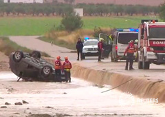 En este fotograma de un vídeo obtenido por Reuters, se ve a equipos de rescate junto a un coche volcado donde dos personas murieron por las fuertes inundaciones en Caudete, Albacete, el 12 de septiembre de 2019.