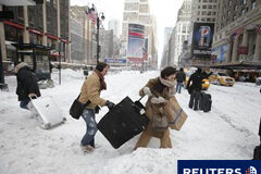 El noreste de EEUU intenta volver a la normalidad tras la nevada Varias personas llevan su equipaje por una montaña de nieve en la 7º Avenida en Nueva York el 27 de diciembre de 2010