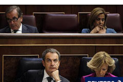 Zapatero aplaza sus vacaciones por las tensiones en los mercados José Luis Rodríguez Zapatero (I) y la vicepresidenta primera y ministra de Economía, Elena Salgado (D), durante una sesión extraordinaria del pleno del Parlamento, en Madrid, el 27 de julio de 2011.