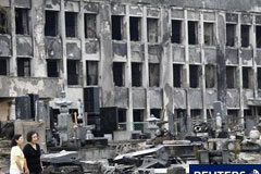 Récord de reclamaciones de seguros en 2011 por los terremotos Masuno (2I) observa los daños causados por el terremoto del 11 de marzo en Japón, en el cementerio de su familia