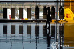 Aena, valorada en 6.225-8.025 millones, según un informe de consejo asesor Un hombre en la Terminal 4 de Barajas, el 18 de octubre de 2013