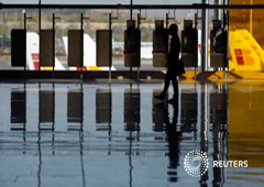 Un hombre en la Terminal 4 de Barajas, el 18 de octubre de 2013 Un hombre en la Terminal 4 de Barajas, el 18 de octubre de 2013