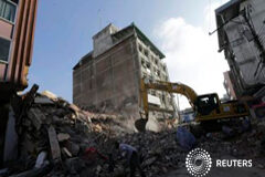 El terremoto de Ecuador causa 413 muertos, reconstrucción costaría miles de millones Equipos pesados retiran escombros tras un terremoto en Portoviejo, Ecuador, el 18 de abril de 2016