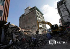 Equipos pesados retiran escombros tras un terremoto en Portoviejo, Ecuador, el 18 de abril de 2016