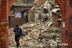 La cifra de víctimas por el terremoto de Nepal supera las 3.218 personas Un hombre llora mientras camina junto a una estatua de Buda en una calle derruida, en una fotografía tomada en Bhaktapur el 26 de abril de 2015
