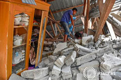 Un fuerte terremoto en un centro turístico de Indonesia deja al menos 14 muertos Un hombre camina entre las ruinas de un edificio después de un terremoto en el poblado de Sembalun Selong, Lombok Timur, Indonesia, 19 de julio de 2018. Antara