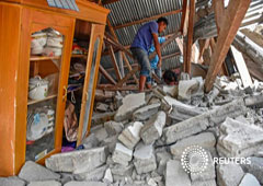 Un hombre camina entre las ruinas de un edificio después de un terremoto en el poblado de Sembalun Selong, Lombok Timur, Indonesia, 19 de julio de 2018. Antara Un hombre camina entre las ruinas de un edificio después de un terremoto en el poblado de Sembalun Selong, Lombok Timur, Indonesia, 19 de julio de 2018. Antara
