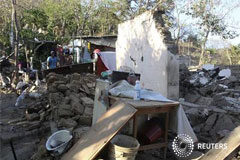 Un fuerte terremoto sacude México y causa 11 heridos Una vivienda dañada por el terremoto en Ometepec