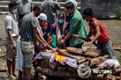 La cifra de muertos por el terremoto de Nepal supera los 3.726 Una mujer llora mientras su el cuerpo de su padre es preparado para la cremación, en Katmandú, el 27 de abril de 2015