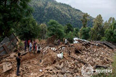 Nepalíes furiosos retiran escombros del terremoto por su cuenta Unos habitantes cerca de una casa donde fallecieron tres personas por el terremoto en la población de Jharibar Village, en Gorkha, Nepal, el 28 de abril de 2015
