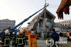 La cifra de muertos por un seísmo en Taiwán podría superar el centenar Equipos de rescate frente a un edificio de 17 plantas que se derrumbó tras el terremoto enTainan, el 7 de febrero de 2016