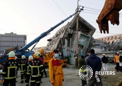 Equipos de rescate frente a un edificio de 17 plantas que se derrumbó tras el terremoto enTainan, el 7 de febrero de 2016